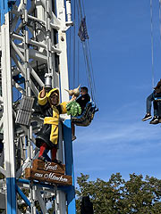 mit Münchner Kindl an der Basis: der 90 m hohe Bayern-Tower (©Foto: Martin Schmitz)